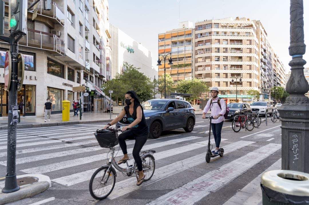 Uno de los carriles bici de la ciudad de València en la calle Colón. 