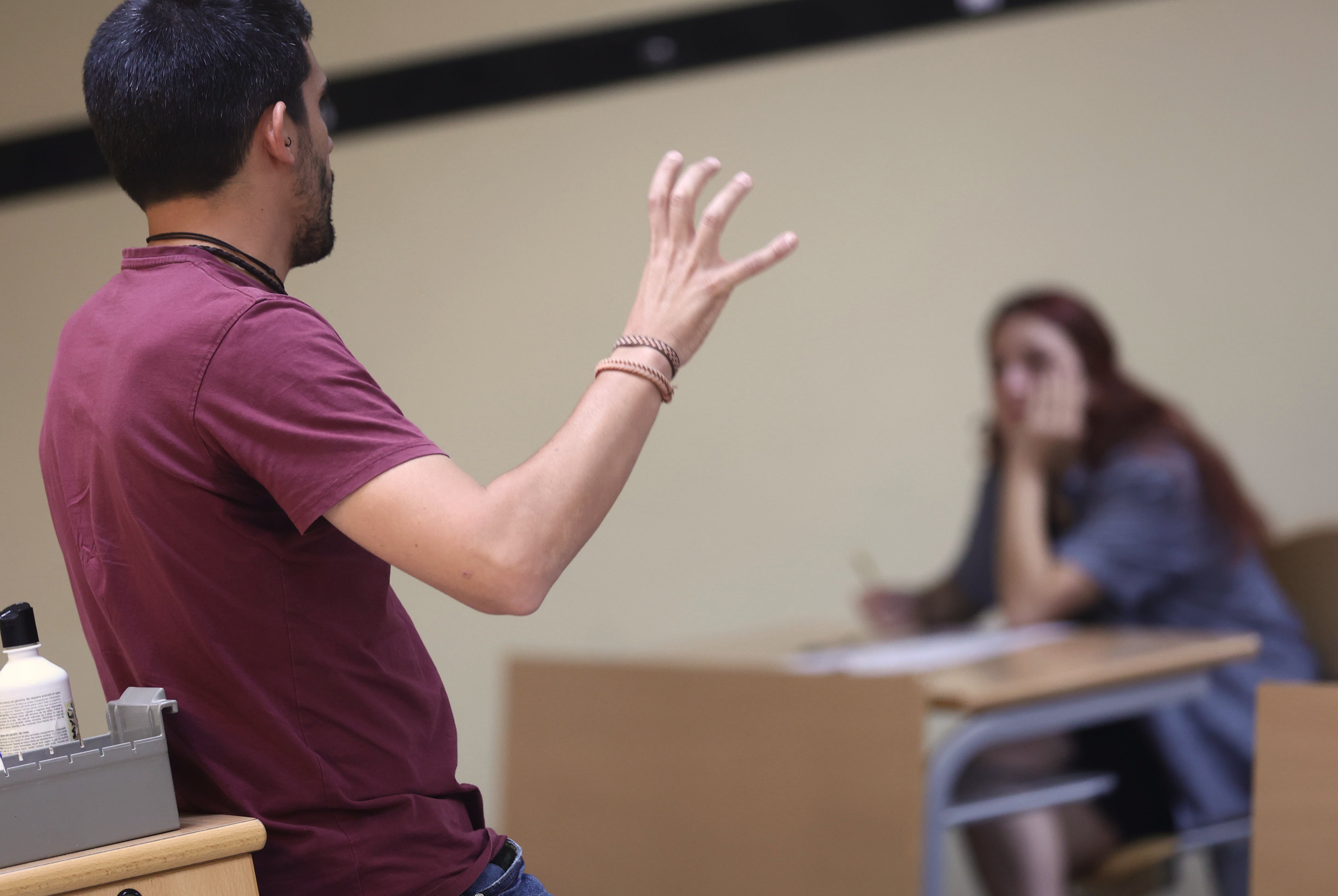 Un profesor da clase en un instituto de Madrid.