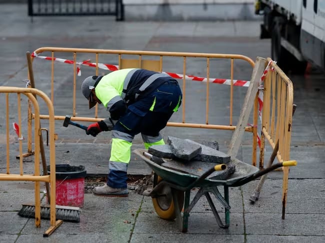 Un operario trabajando en la vía pública