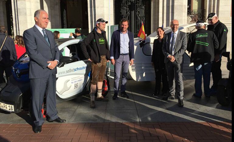 Recibimiento en la Plaza Mayor a los invitados de la caravana de Twizys procedente de Alemania