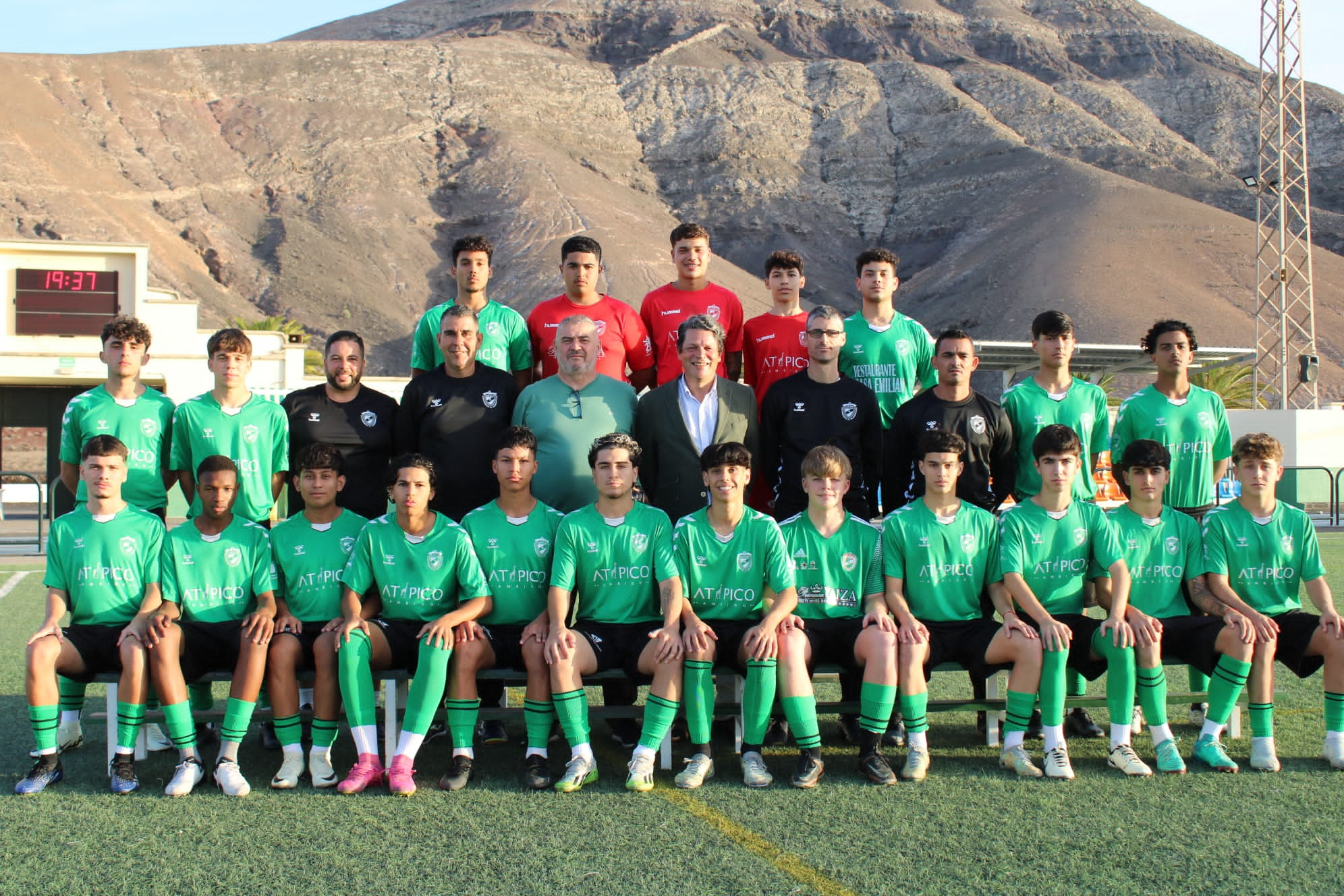 Equipo al completo del Unión Sur Yaiza juvenil, ya de División de Honor.