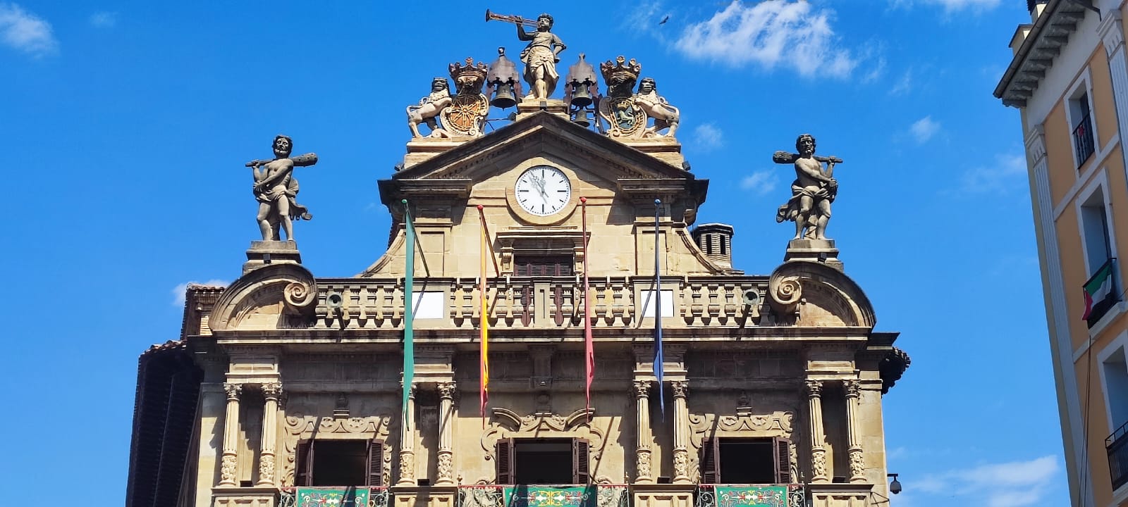 Vista parcial de la fachada del Ayuntamiento de Pamplona