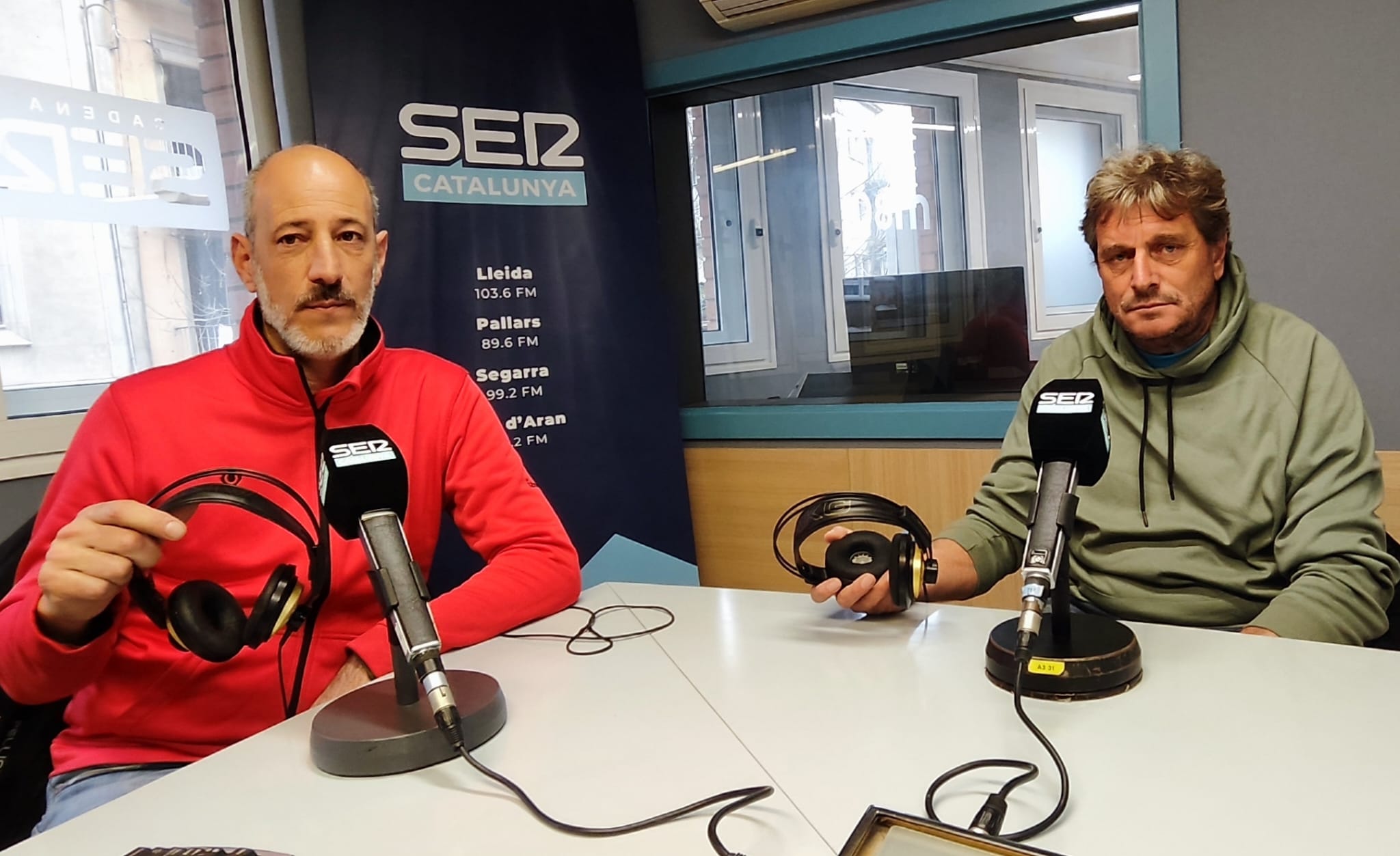 L'alcalde de Tornabous (a l'esquerra) i l'alcalde de Montoliu de Lleida, moments abans de l'entrevista a Ràdio Lleida.