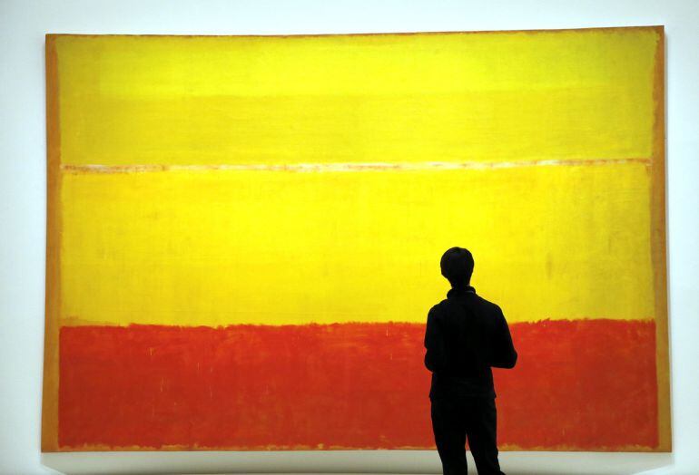 Un visitante observa el cuadro sin título del artista Mark Rothko, el cual forma parte de la colección del Museo Guggenheim Bilbao, que hoy ha presentado la exposición que recoge las obras maestras de su colección, compuesta por las piezas de arte contemporáneo más destacadas de sus fondos propios atesorados a lo largo de sus 18 años de existencia. EFE LUIS TEJIDO