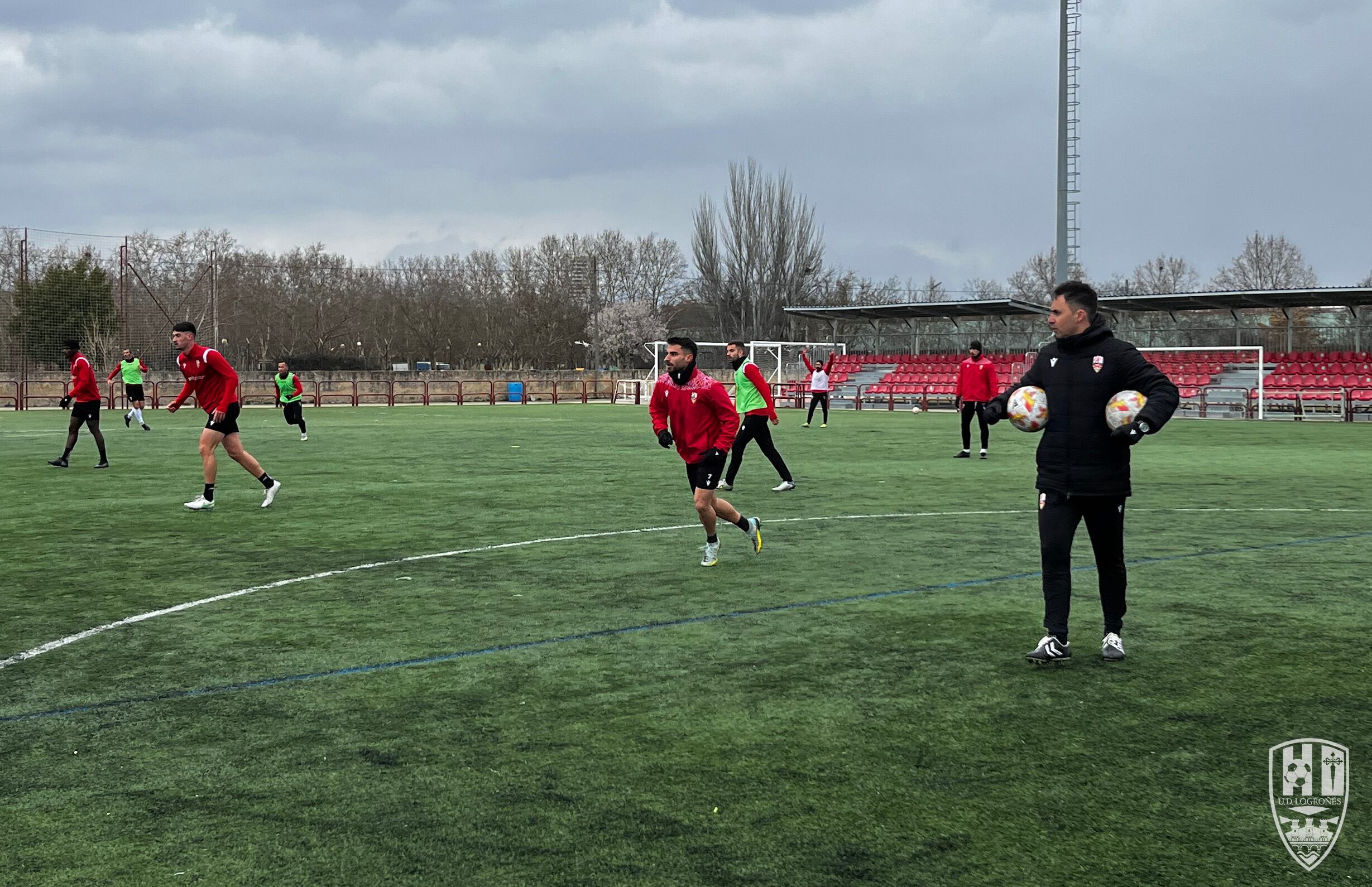 Sergio Rodríguez dirige su primera sesión de entrenamiento en su nueva etapa como técnico blanquirrojo / UD Logroñés