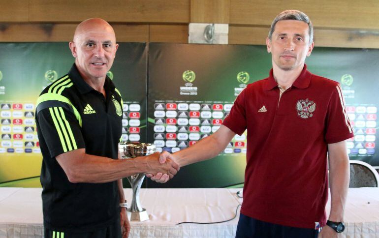 El técnico de la selección española de fútbol sub19, Luis de la Fuente (i), estrecha la mano del entrenador de Rusia, Dmitri Khomukha, durante una rueda de prensa celebrada en Katerini, Grecia.