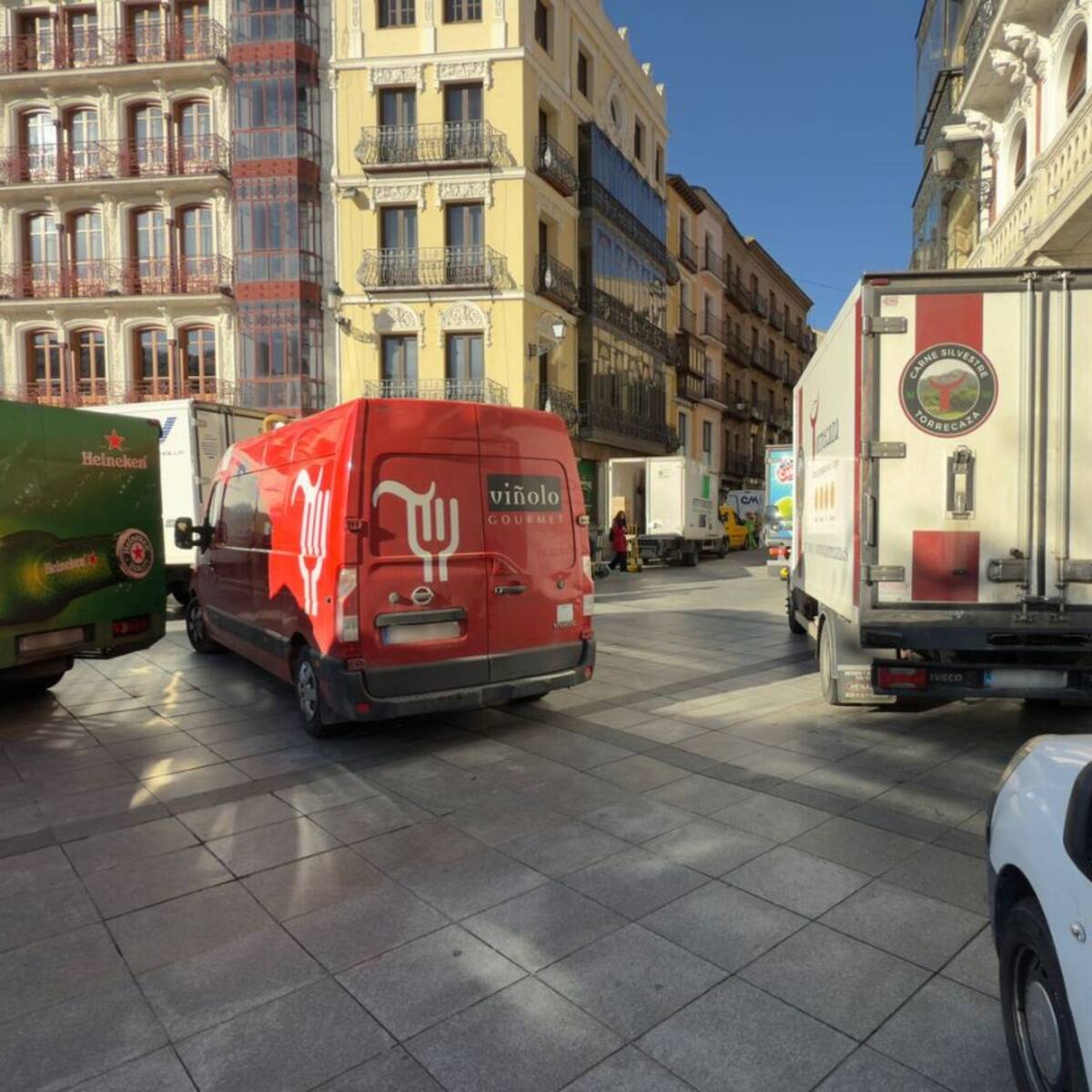 La nueva ordenanza de carga y descarga del Casco Histórico de Toledo adelantará su horario y reducirá el número de vehículos