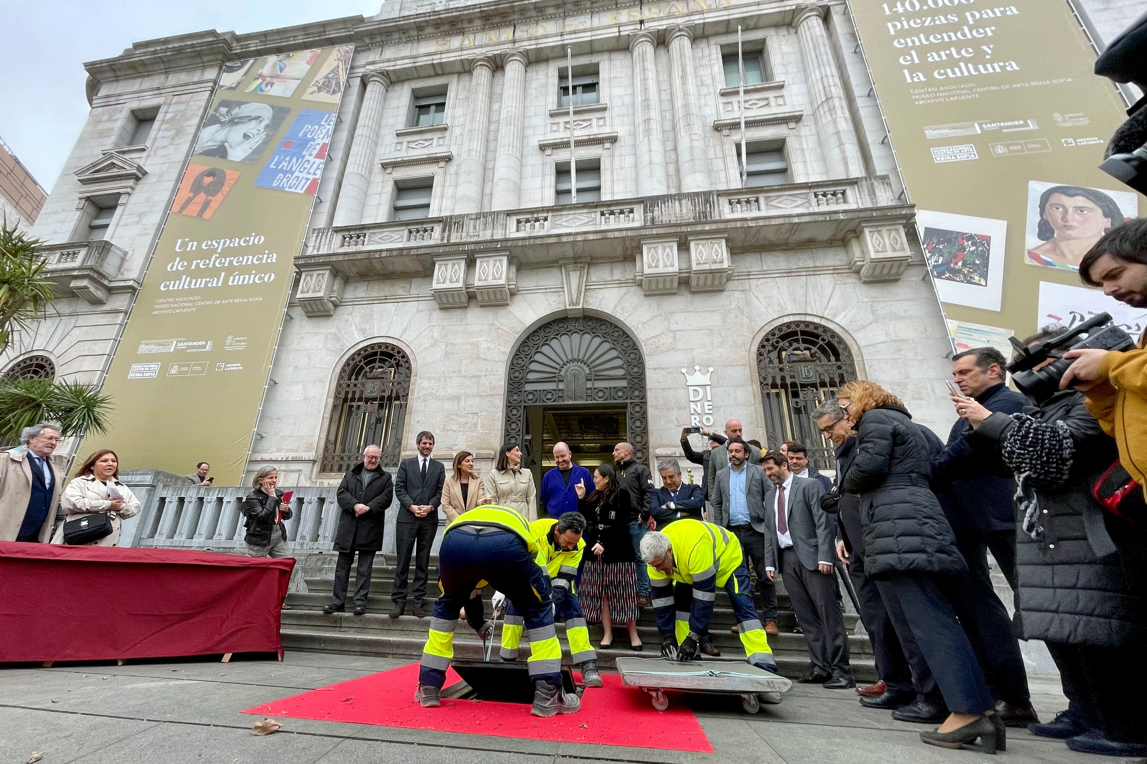 Operarios colocan la primera piedra de la obra de rehabilitación de la antigua sede del Banco de España de Santander, que se convertirá en el primer centro asociado del Museo Reina Sofía con el Archivo Lafuente.