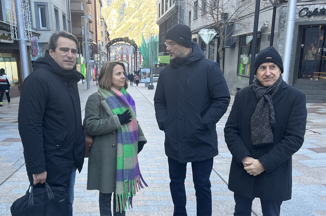 Els candidats de Consens visiten els comerços de l'avinguda Carlemany.