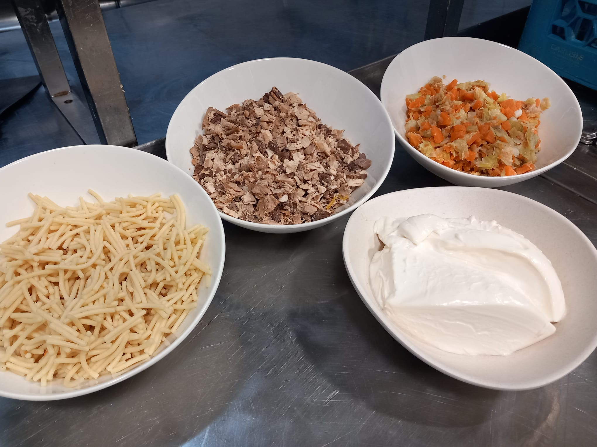 Fideos cocidos, carne y verduras del puchero picadas y mayonesa