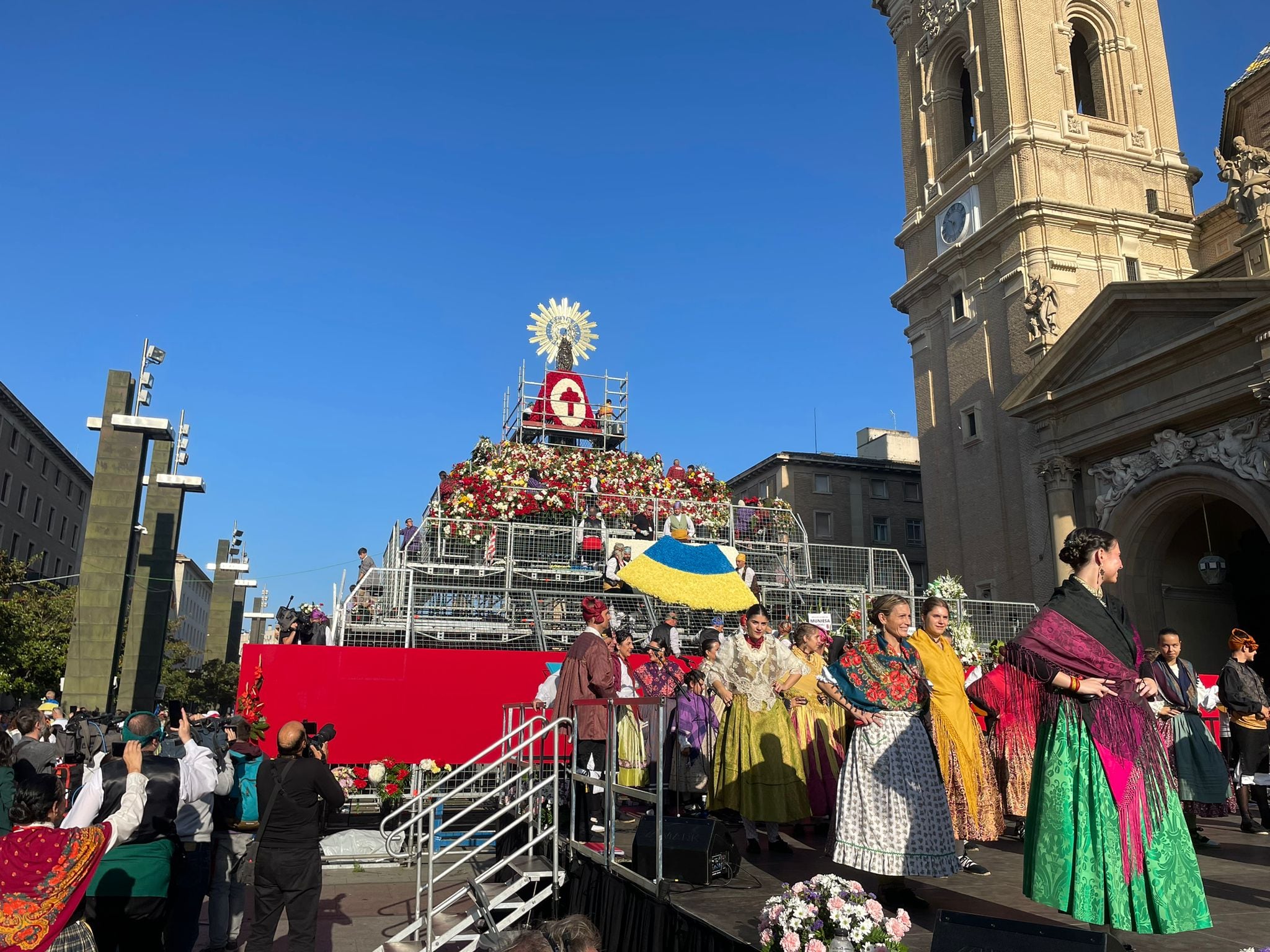 En torno a las 10:30 de la mañana, los voluntarios han colocado el manto con los colores de Ucrania, país invitado a la Ofrenda.