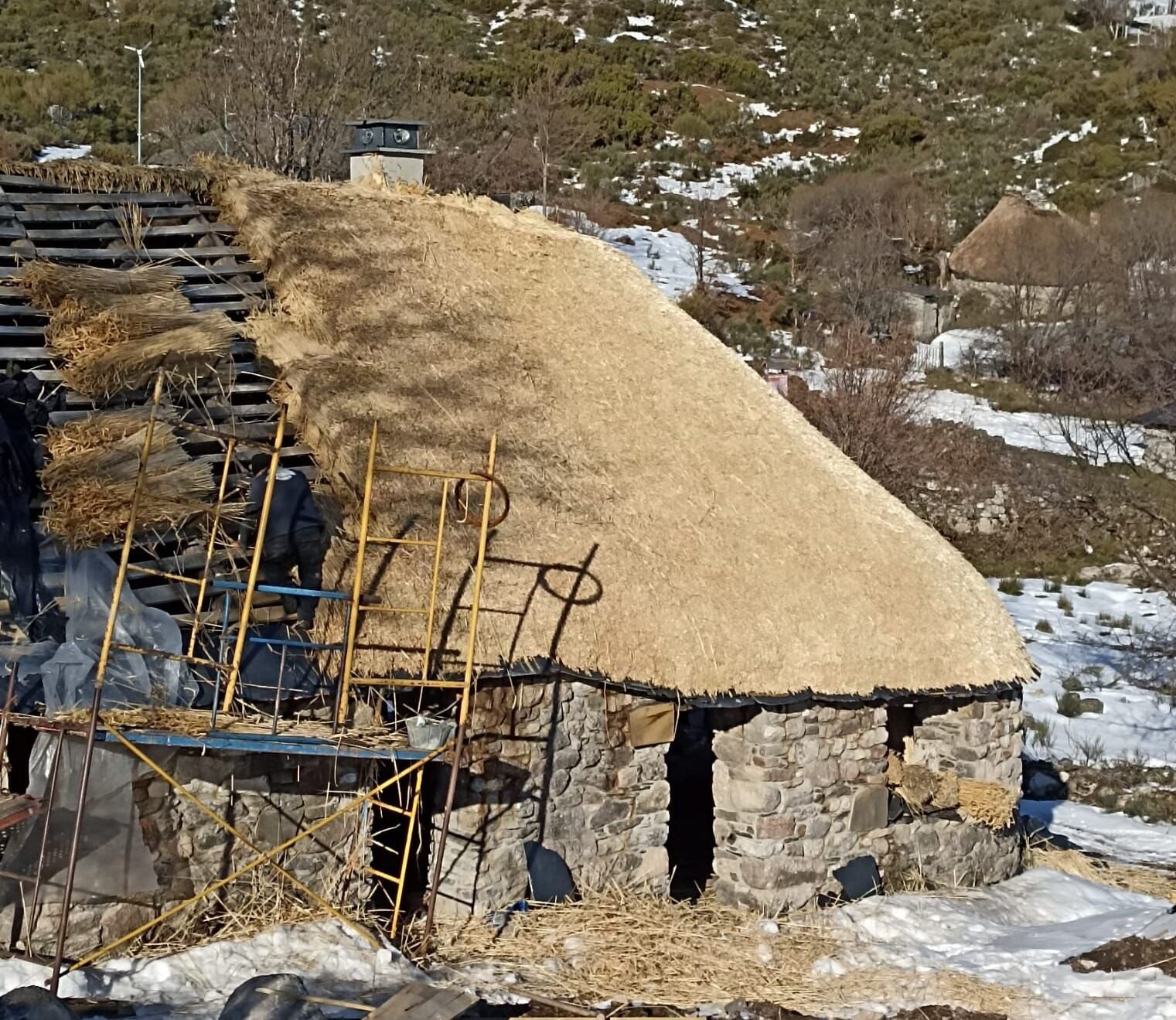 Una palloza, en restauración