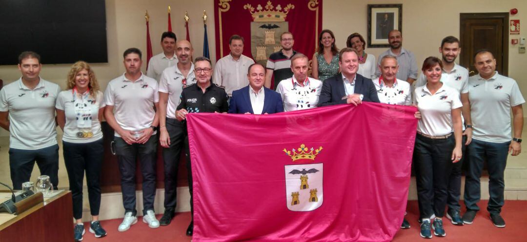 La delegación atleta de la Policía Local de Albacete con sus medallas en el salón de plenos