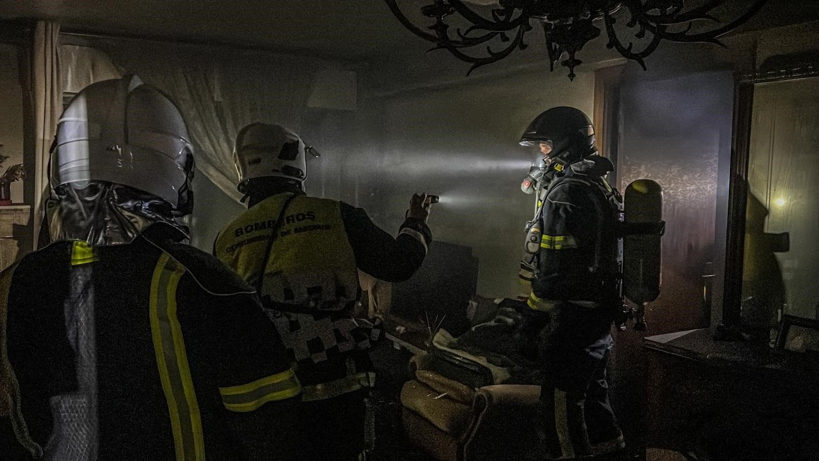 Seis dotaciones del Cuerpo de Bomberos de Madrid examinan un incendio en Móstoles
EMERGENCIAS 112 COMUNIDAD DE MAD
22/11/2022