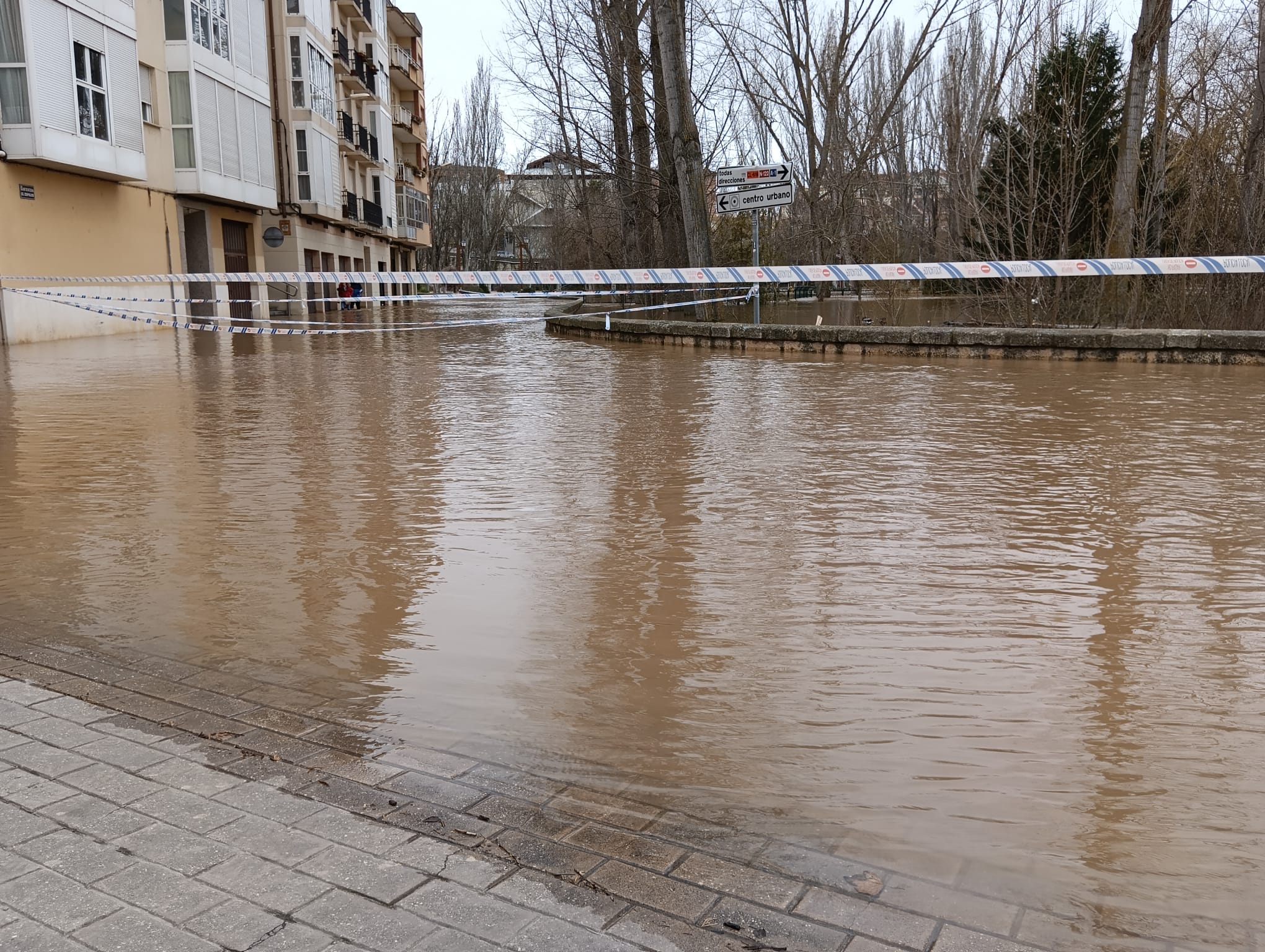 El nivel del agua era aún mayor este domingo al desembalsar el pantano de la Cuerda del Pozo