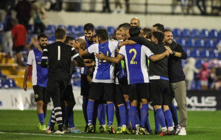 Imagen de la plantilla del Hércules celebrando un triunfo en el Rico Pérez