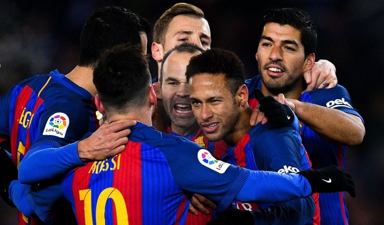 Los jugadores del Barcelona celebran el gol de Neymar