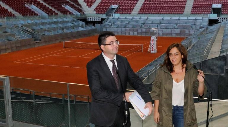 Carlos Sánchez Mato y Celia Mayer durante una visita a la Caja Mágica, cuando eran directivos de Madrid Destino