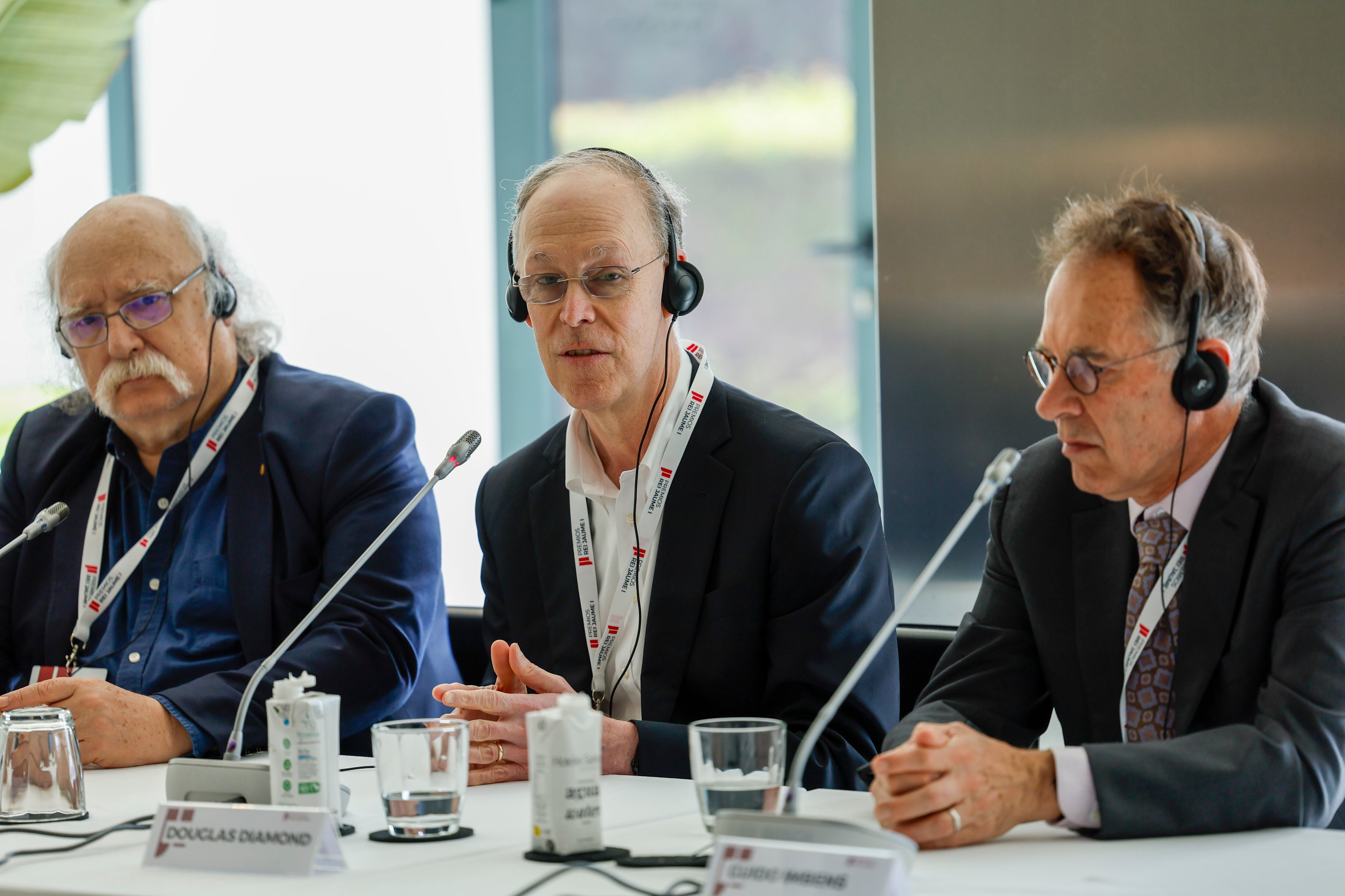 VALÈNCIA, 02/06/2025.- Tres de los cuatro Premios Nobel que forman parte por primera vez del jurado de los Premios Rei Jaume I, Guido Imbens (d), Economía 2021; Duncan Haldane (i), Física 2016; y Douglas Diamond (c), Economía 2022, durante la rueda de prensa que han ofrecido este lunes, en la jornada previa al fallo de los jurados de las siete categorías de los galardones, en los que hay otros dieciséis Premios Nobel. EFE/ Ana Escobar