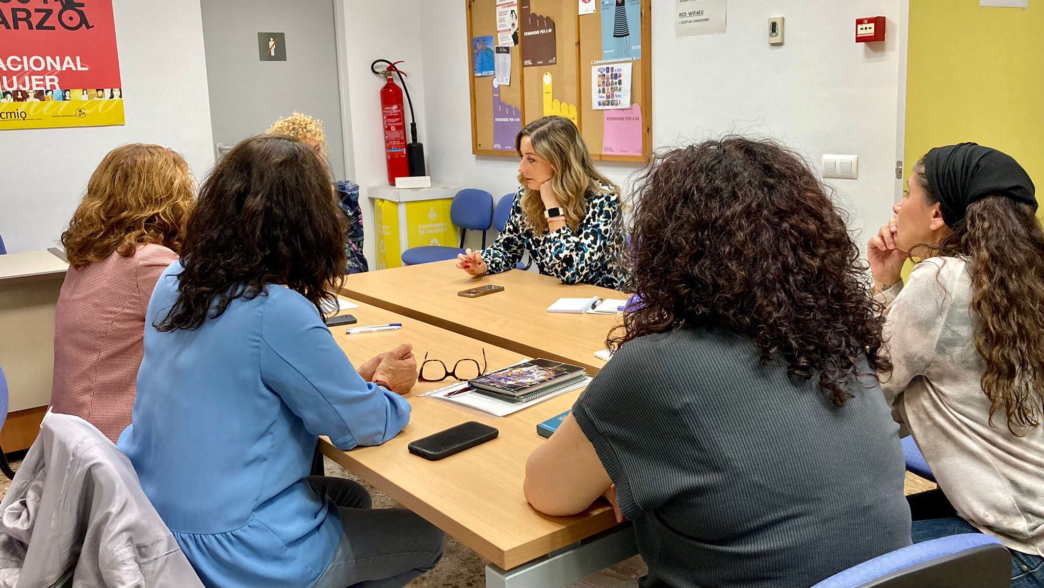 La concejala de Igualdad de València, Rocío Gil, visitado uno de los centros de Igualdad municipales, en una imagen de archivo