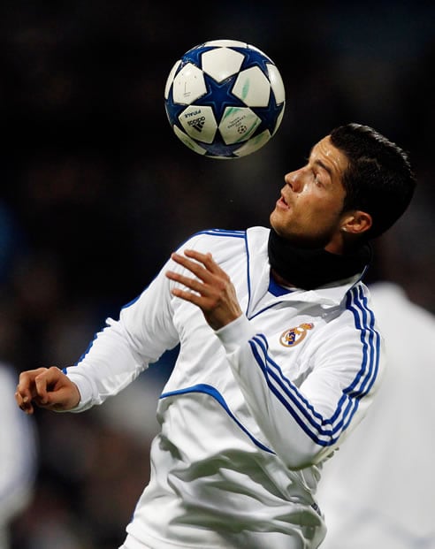 Cristiano Ronaldo toca el balón en el calentamiento