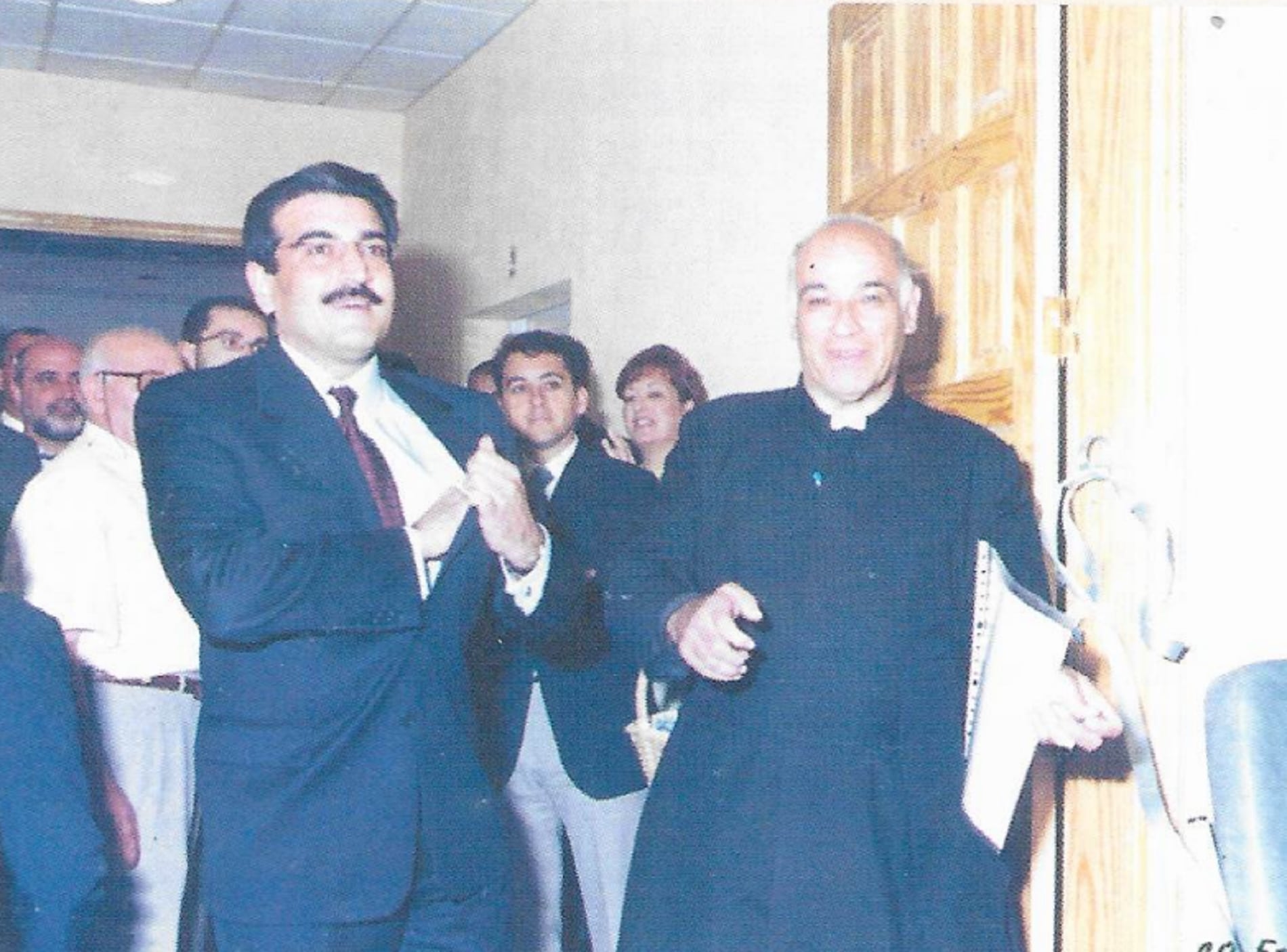 El padre Antonio junto al actual vicepresidente del Gobierno, Román Rodríguez y el actual alcalde de Santa Cruz, José Manuel Bermúdez