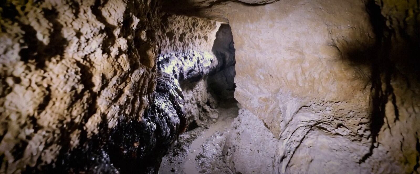 Imagen del interior de las minas de agua de Torreperogil