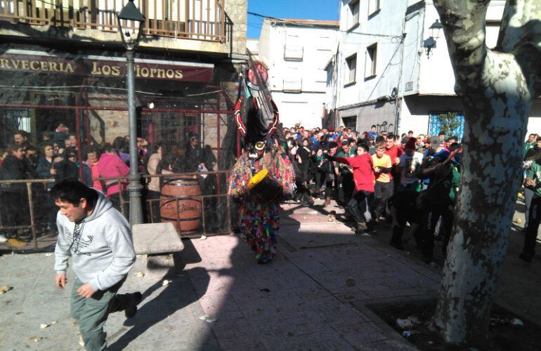 Jarramplas entrando en la denominada &quot;Plaza de los Lobos&quot; de Piornal