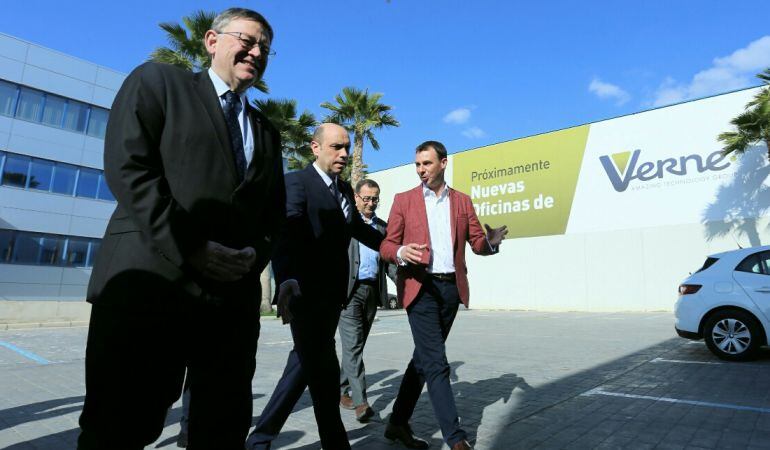 Ximo Puig (i) y Gabriel Echávarri (c), durante la visita a Verne