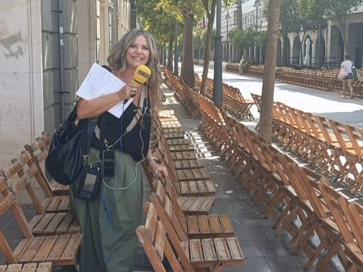 La periodista de la Cadena SER de Huelva en Carrera Oficial de la Magna. En directo Hoy por Hoy Huelva