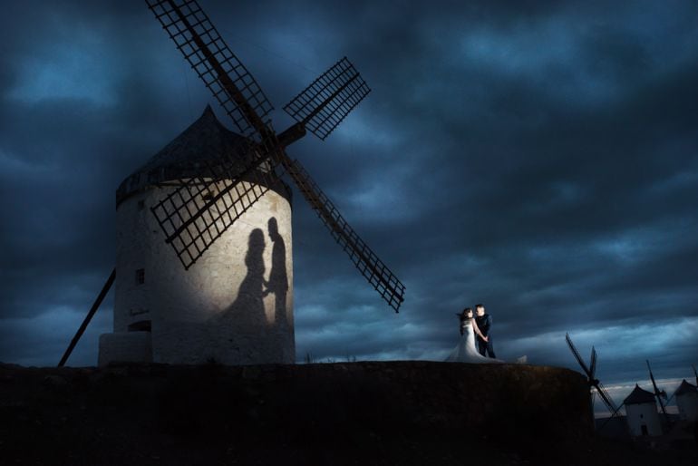 Novios en Consuegra. Una de las impresionantes fotografías de boda que se hacen en Castilla-La Mancha. 