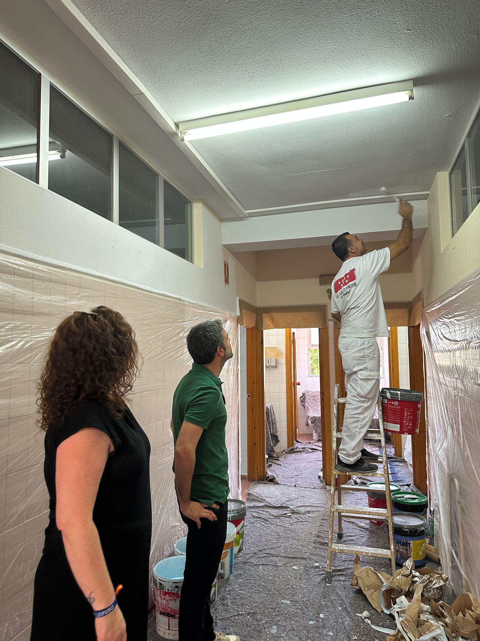 Jesús Muñoz, alcalde de Paracuellos de Jarama, y María José Pérez, concejala de Educación, visitando los trabajos en los centros escolares del municipio