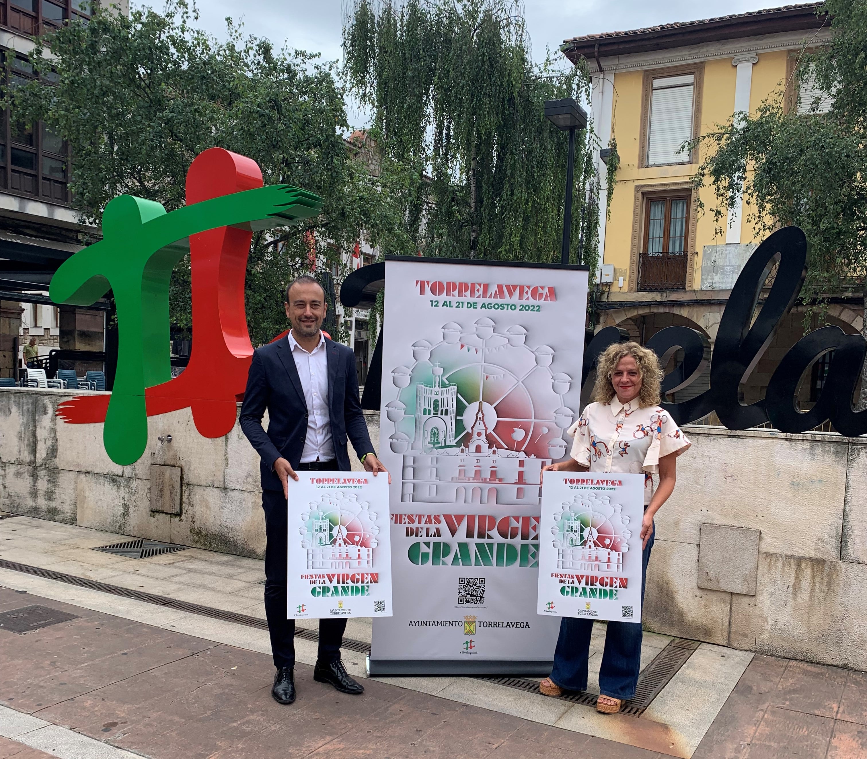 Javier López Estrada y Patricia Portilla presentando las fiestas de la Patrona