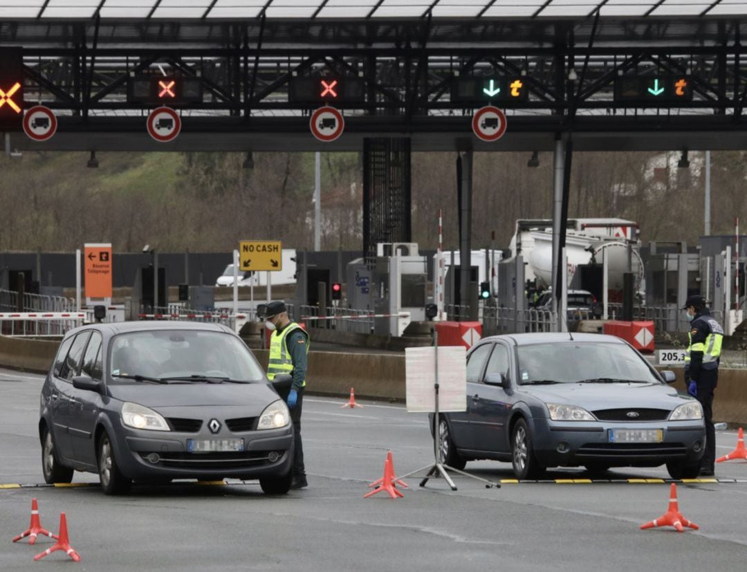 Efectivos de la Guardia Civil y de la Unidad de Intervención Policial (UIP) de la Policía Nacional realizan controles en la frontera con Francia