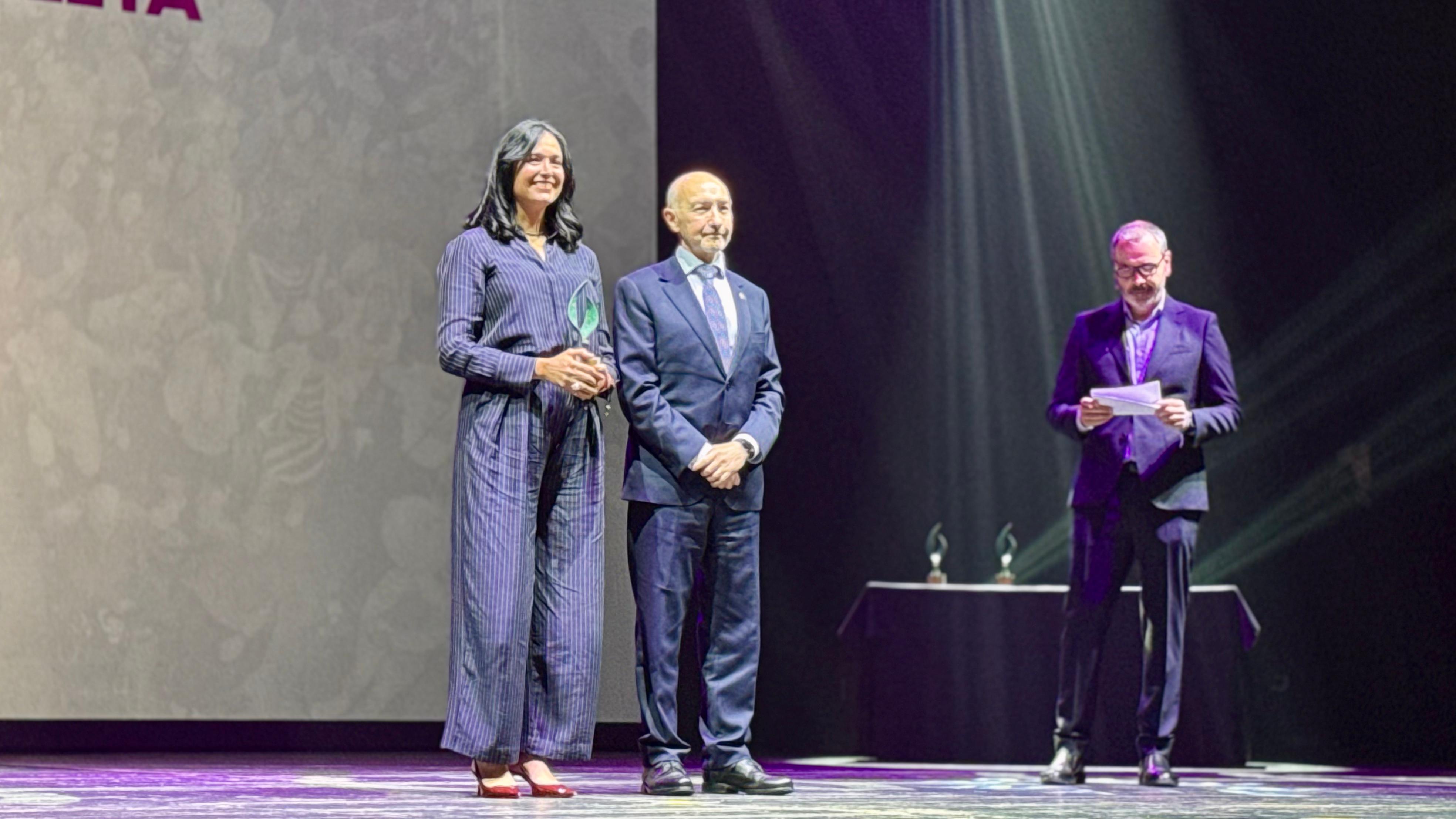 La alcaldesa de Huesca recogiendo el Premio Zangalleta, de manos del delegado del Gobierno en Aragón