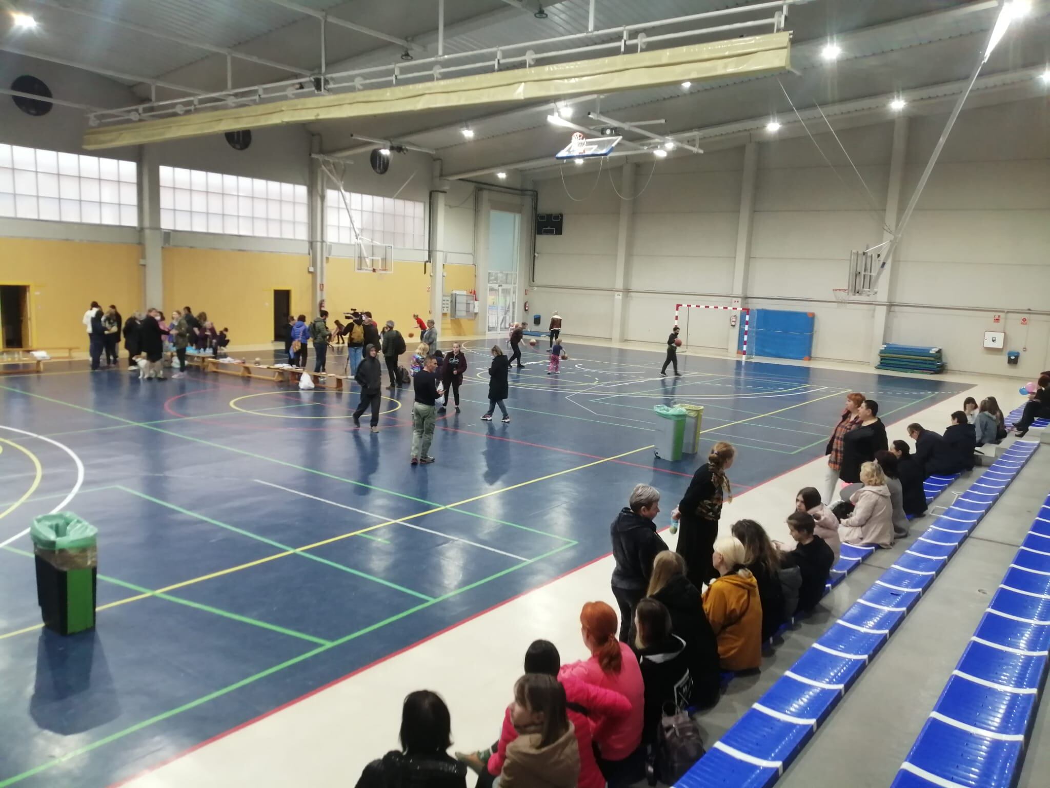 Los 51 refugiados que han llegado a La Rioja con la ONG Coopera, en el polideportivo de Escolapias, en Logroño.