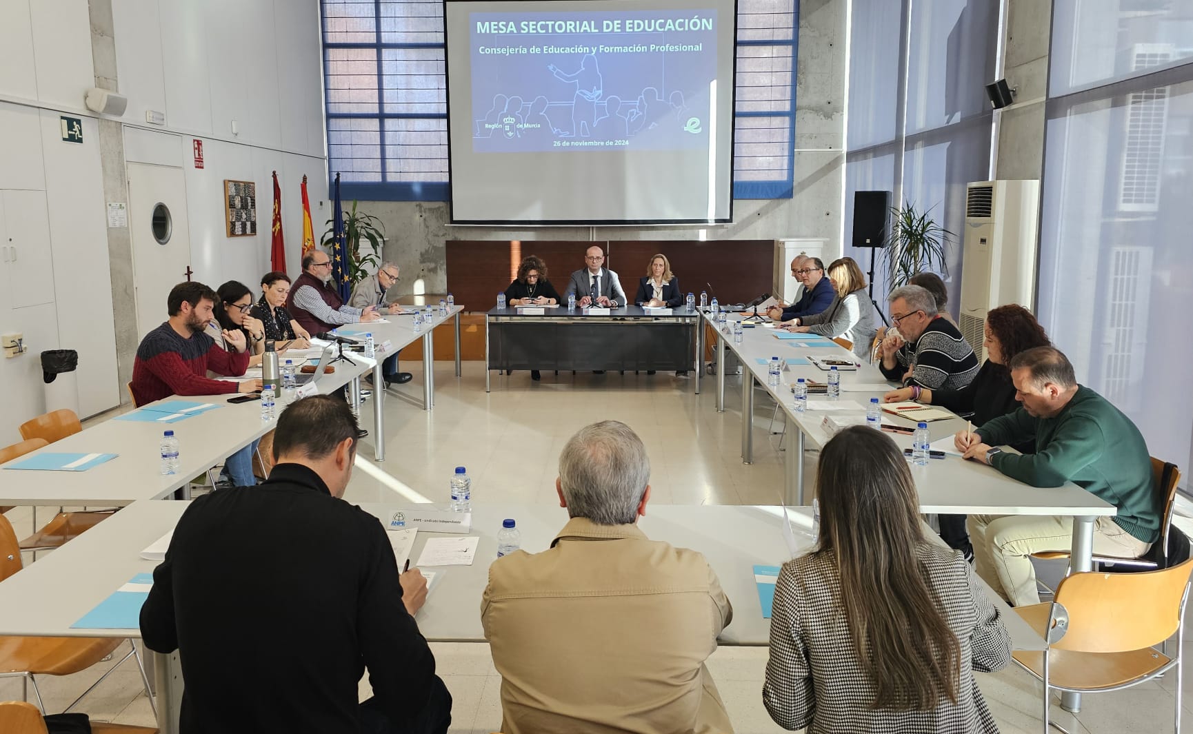 El consejero de Educación y Formación Profesional, Víctor Marín, presidió hoy la  sesión ordinaria de la Mesa Sectorial de Educación