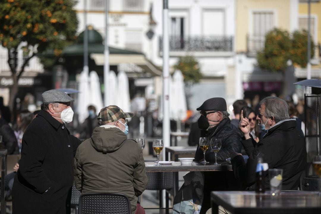 Cuatro personas en la terraza de un bar