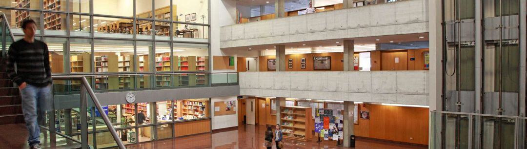 Interior de una facultad de la UDC