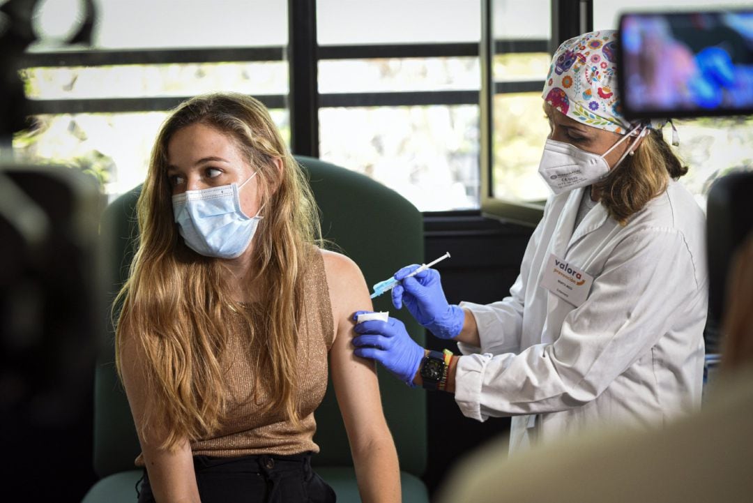 Joven recibiendo la vacuna contra la Covid-19.