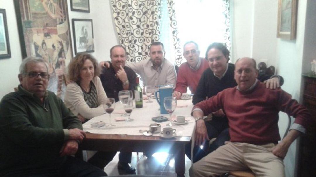 Imagen de archivo de Emilio Parejo, el primero por la izquierda, en un encuentro con varios compañeros de profesión