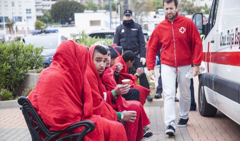 Los 21 inmigrantes de origen magrebí que viajaban en una patera, localizada y rescatada por Salvamento Marítimo esta tarde al sur de Marbella, llegan al puerto marbellí de La Bajadilla