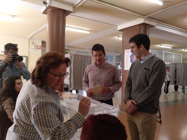 Momento en el que vota Juan Martitegui acompañado por Manuel Hernández