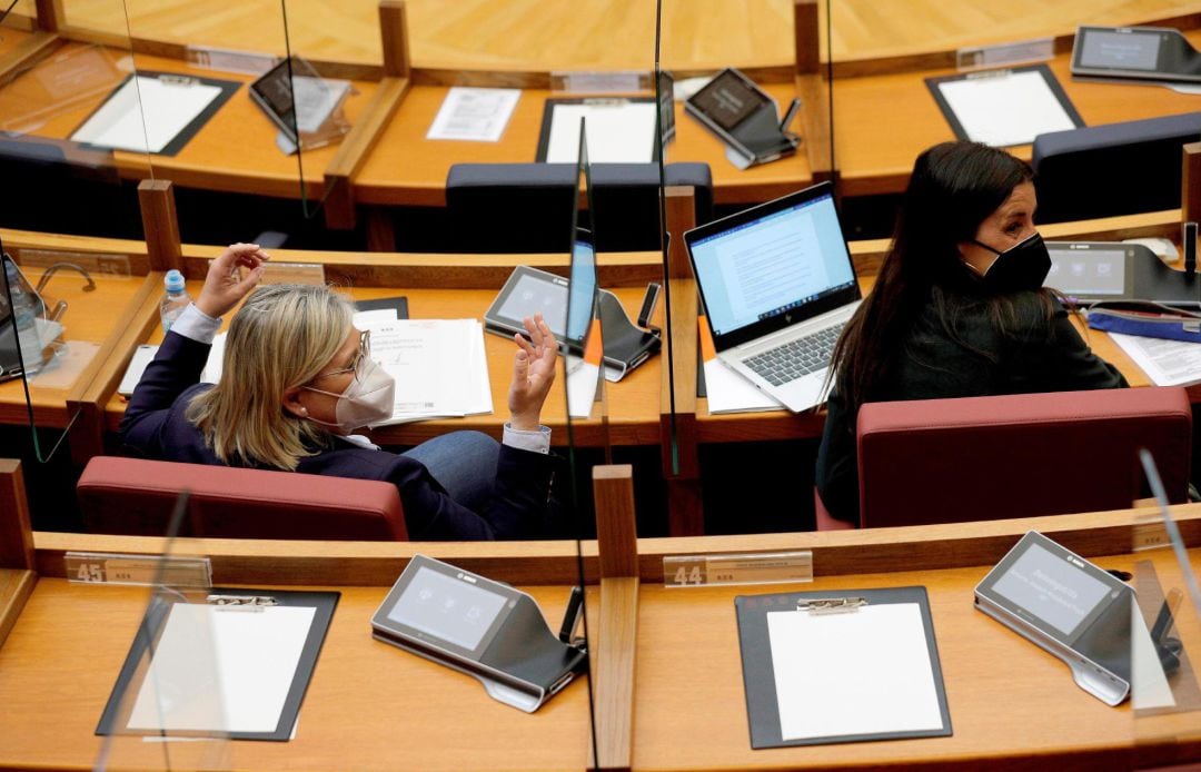 La Portavoz adjunta del Ciudadanos, Ruth Merino (d) junto a su compañera de partido, Mamen Peris (i) durante el Pleno de Les Corts en el que se aprueba la Ley de la Función Pública Valenciana.