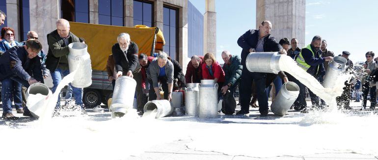 Ganaderos de Castilla y León derramando leche durante una protesta