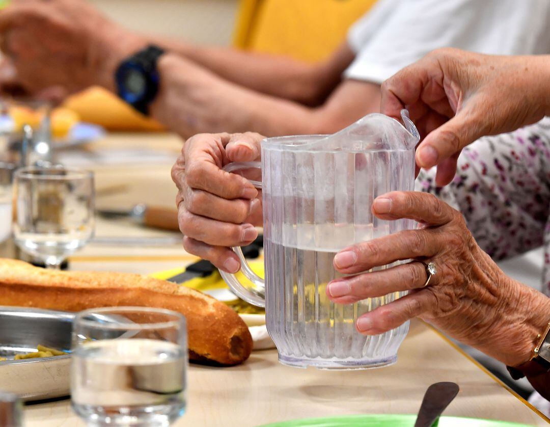 Imatge d&#039;arxiu de diverses persones grans en un menjador