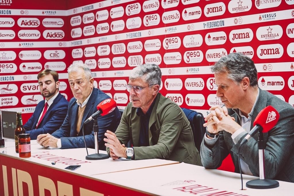 El consejo de administración del Real Murcia y sus servicios jurídicos dan la cara después de conocer el rechazo del plan de reestructuración.