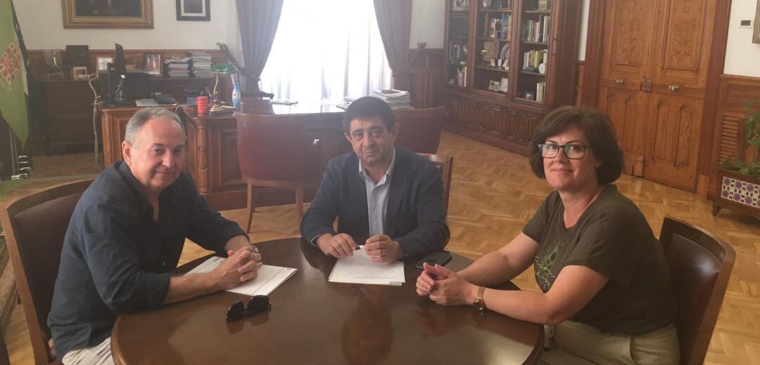 El presidente de la Diputación de Jaén, Francisco Reyes, se reúne con el presidente del Colegio Oficial de Aparejadores y Arquitectos Técnicos de Jaén, José Miguel de la Torre.