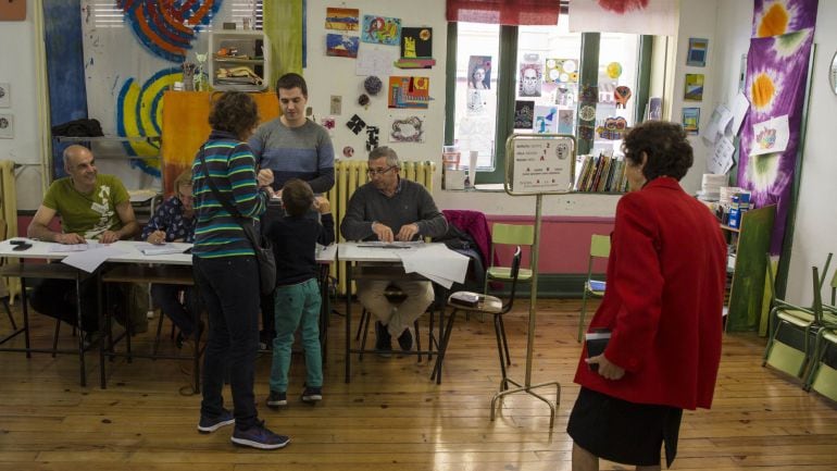 Una familia ejerciendo su derecho a voto. 