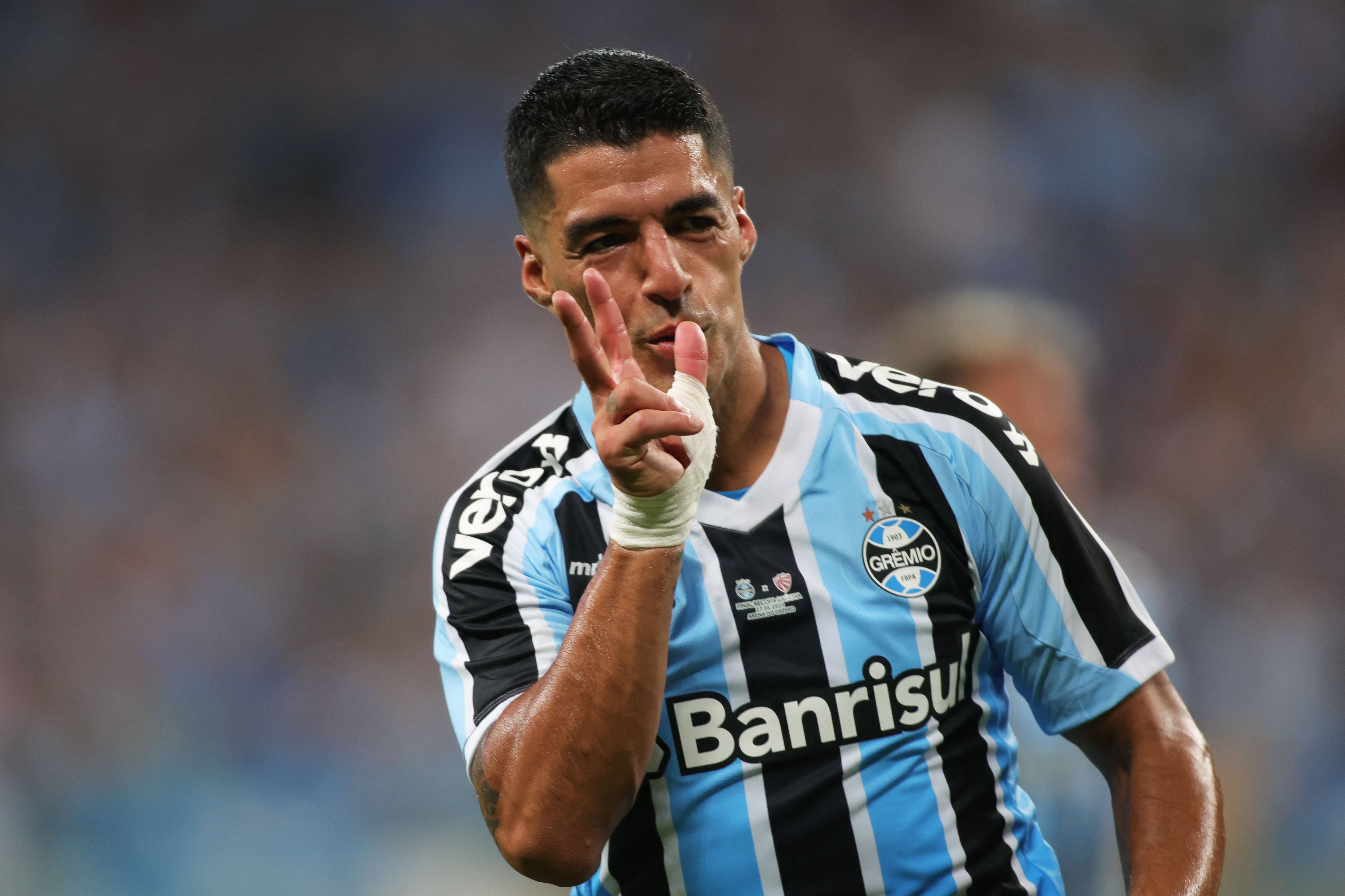 Luis Suárez celebra uno de sus tres goles en el debut con el Gremio